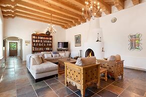 El Torreon - Exclusive Luxury Home, Nestled Next to Water and Trees