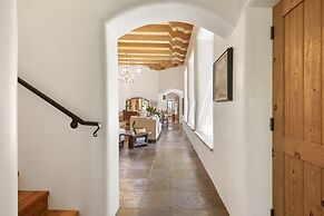 El Torreon - Exclusive Luxury Home, Nestled Next to Water and Trees