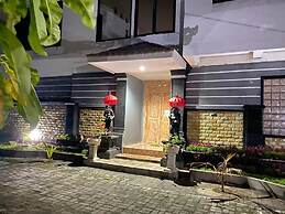 Arta Garden Guest House & Hostel