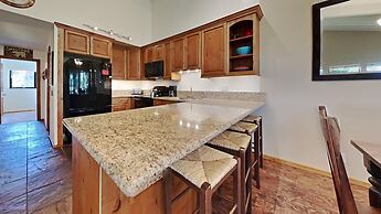Slopeside Four Bedroom Homes at 1849 Condos - Free Wifi and Parking! b
