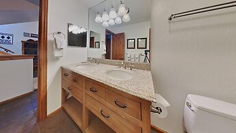 Slopeside Four Bedroom Homes at 1849 Condos - Free Wifi and Parking! b