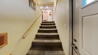 Slopeside Four Bedroom Homes at 1849 Condos - Free Wifi and Parking! b