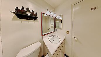 Slopeside Four Bedroom Homes at 1849 Condos - Free Wifi and Parking! b