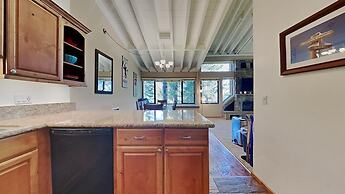 Slopeside Four Bedroom Homes at 1849 Condos - Free Wifi and Parking! b