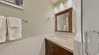 Slopeside Four Bedroom Homes at 1849 Condos - Free Wifi and Parking! b