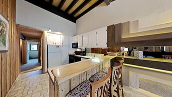 Slopeside Four Bedroom Homes at 1849 Condos - Free Wifi and Parking! b