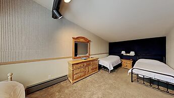 Slopeside Four Bedroom Homes at 1849 Condos - Free Wifi and Parking! b