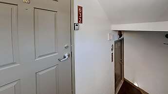 Slopeside Four Bedroom Homes at 1849 Condos - Free Wifi and Parking! b