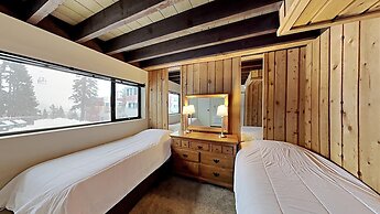 Slopeside Four Bedroom Homes at 1849 Condos - Free Wifi and Parking! b