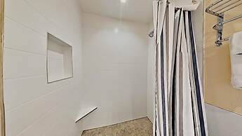 Slopeside Four Bedroom Homes at 1849 Condos - Free Wifi and Parking! b