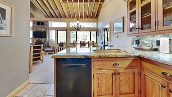 Slopeside Four Bedroom Homes at 1849 Condos - Free Wifi and Parking! b