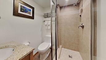 Slopeside Four Bedroom Homes at 1849 Condos - Free Wifi and Parking! b