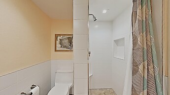 Slopeside Four Bedroom Homes at 1849 Condos - Free Wifi and Parking! b