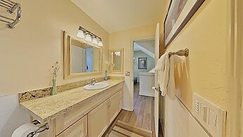 Slopeside Four Bedroom Homes at 1849 Condos - Free Wifi and Parking! b