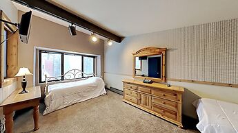 Slopeside Four Bedroom Homes at 1849 Condos - Free Wifi and Parking! b