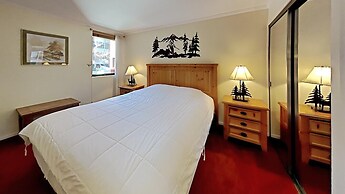 Slopeside Four Bedroom Homes at 1849 Condos - Free Wifi and Parking! b