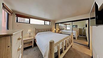 Slopeside Four Bedroom Homes at 1849 Condos - Free Wifi and Parking! b