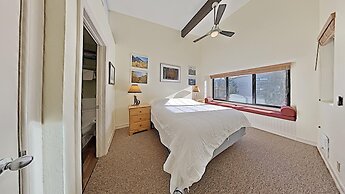 Slopeside Four Bedroom Homes at 1849 Condos - Free Wifi and Parking! b