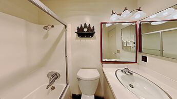 Slopeside Four Bedroom Homes at 1849 Condos - Free Wifi and Parking! b