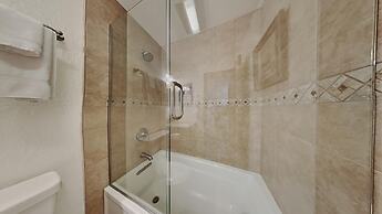 Slopeside Four Bedroom Homes at 1849 Condos - Free Wifi and Parking! b