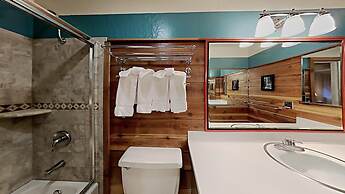 Slopeside Four Bedroom Homes at 1849 Condos - Free Wifi and Parking! b