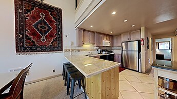 Slopeside Four Bedroom Homes at 1849 Condos - Free Wifi and Parking! b