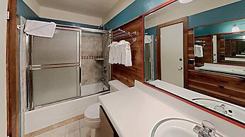 Slopeside Four Bedroom Homes at 1849 Condos - Free Wifi and Parking! b