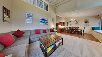 Slopeside Four Bedroom Homes at 1849 Condos - Free Wifi and Parking! b