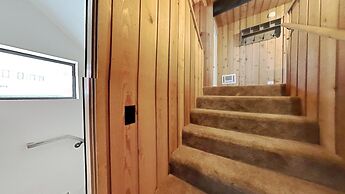 Slopeside Four Bedroom Homes at 1849 Condos - Free Wifi and Parking! b