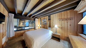 Slopeside Four Bedroom Homes at 1849 Condos - Free Wifi and Parking! b