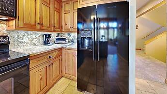 Slopeside Four Bedroom Homes at 1849 Condos - Free Wifi and Parking! b