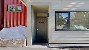 Slopeside Four Bedroom Homes at 1849 Condos - Free Wifi and Parking! b