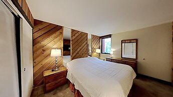 Slopeside Four Bedroom Homes at 1849 Condos - Free Wifi and Parking! b