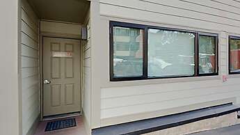 Slopeside Four Bedroom Homes at 1849 Condos - Free Wifi and Parking! b