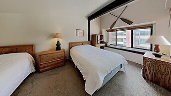 Slopeside Four Bedroom Homes at 1849 Condos - Free Wifi and Parking! b