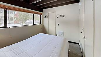 Slopeside Four Bedroom Homes at 1849 Condos - Free Wifi and Parking! b