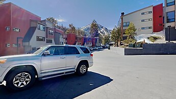 Slopeside Four Bedroom Homes at 1849 Condos - Free Wifi and Parking! b