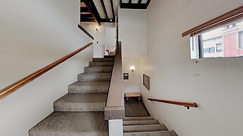 Slopeside Four Bedroom Homes at 1849 Condos - Free Wifi and Parking! b