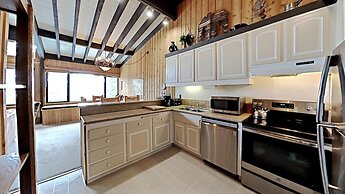 Slopeside Four Bedroom Homes at 1849 Condos - Free Wifi and Parking! b