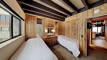 Slopeside Four Bedroom Homes at 1849 Condos - Free Wifi and Parking! b