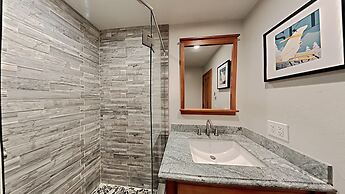 Slopeside Four Bedroom Homes at 1849 Condos - Free Wifi and Parking! b