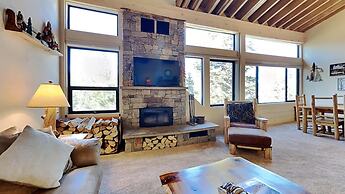 Slopeside Four Bedroom Homes at 1849 Condos - Free Wifi and Parking! b