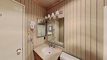 Slopeside Four Bedroom Homes at 1849 Condos - Free Wifi and Parking! b