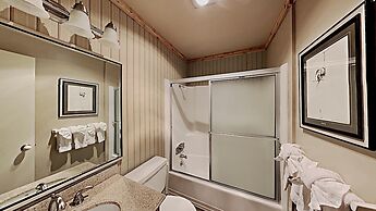 Slopeside Four Bedroom Homes at 1849 Condos - Free Wifi and Parking! b