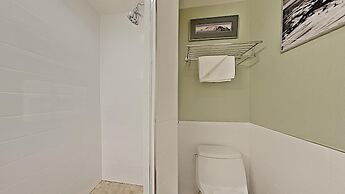 Slopeside Four Bedroom Homes at 1849 Condos - Free Wifi and Parking! b