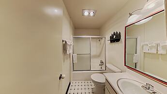 Slopeside Four Bedroom Homes at 1849 Condos - Free Wifi and Parking! b