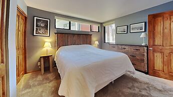 Slopeside Four Bedroom Homes at 1849 Condos - Free Wifi and Parking! b