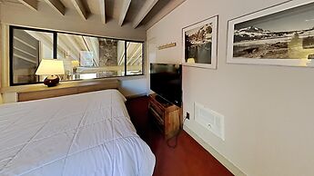 Slopeside Four Bedroom Homes at 1849 Condos - Free Wifi and Parking! b