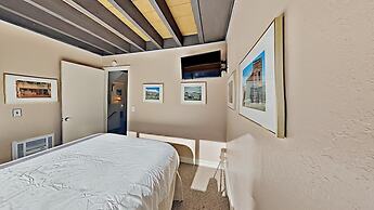 Slopeside Four Bedroom Homes at 1849 Condos - Free Wifi and Parking! b