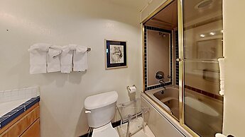 Slopeside Four Bedroom Homes at 1849 Condos - Free Wifi and Parking! b